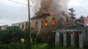 Derrumban caserón incendiado en Colón