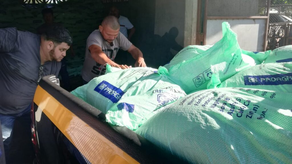 Personal del MIDA realizando distribución de alimentos al plan sequía.