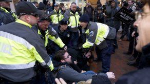 Latinos protestan contra Trump horas antes de investidura