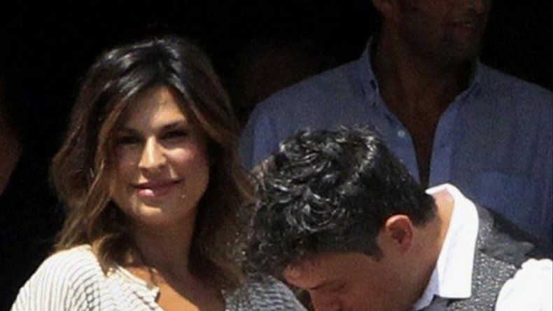 Primer posado oficial de Alejandro Sanz y Raquel Perera junto a su bebé Alma
