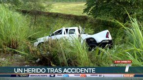 Conductor provoca la caída de tres postes del tendido eléctrico en la vía Centenario