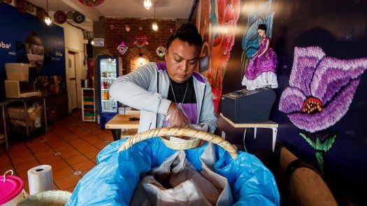Marven, Lady Tacos de Canasta, prepara sus famosos tacos durante una entrevista con Efe.
