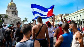 Miles de personas en Cuba salieron a las calles en varias poblaciones de la isla para protestar contra el Gobierno al grito de ¡libertad!.