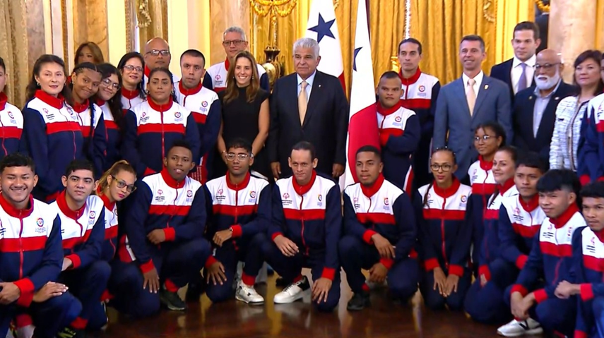 Atletas reciben por el presidente el Pabellón Nacional