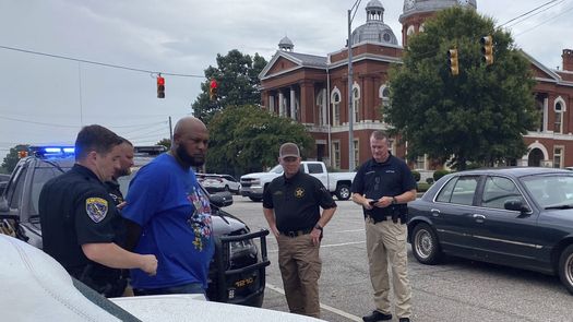 Brown está acusado de intento de asesinato y disparar contra un vehículo ocupado en conexión con el incidente en Auburn.