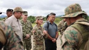 El ministro de Seguridad de Panamá, Juan Pino, y la general Laura Richardson.