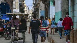 Al menos 292 migrantes haitianos que iban en una embarcación hacia Estados Unidos y desviaron su ruta por las corrientes marinas llegaron a la costa central cubana sin agua ni comida.