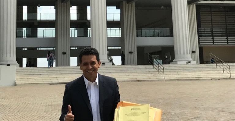 Ricardo Lombana, aspirante a la Presidencia, hace su primera entrega de firmas al TE