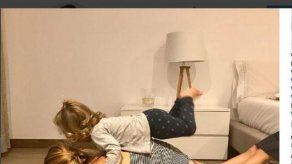 Vanesa Lorenzo es capaz de practicar yoga pese a las travesuras de sus hijas