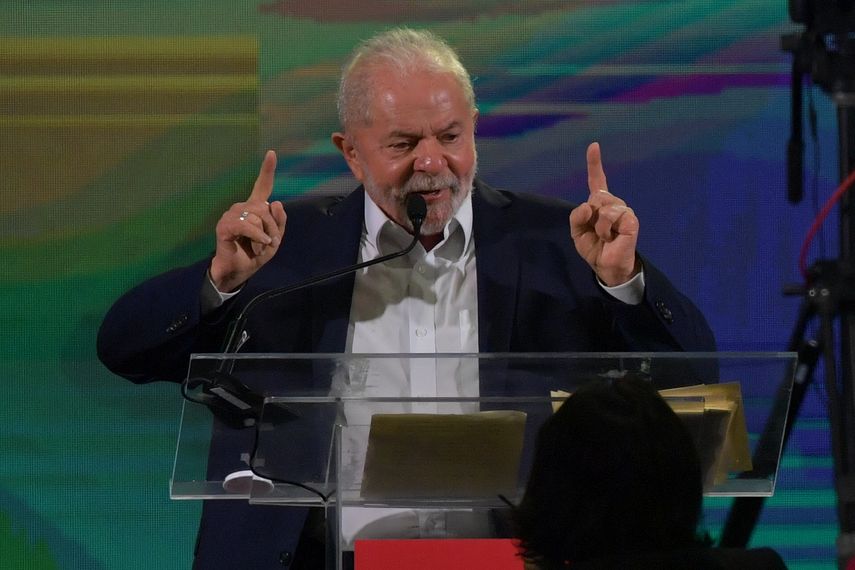 El expresidente brasileño Luiz Inácio Lula da Silva pronuncia un discurso durante el lanzamiento de su campaña para las elecciones presidenciales de octubre en Brasil.