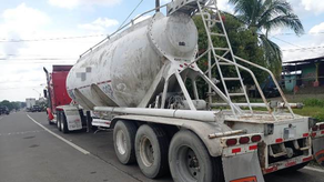 Aduanas retiene pipa concretera por presuntas irregularidades