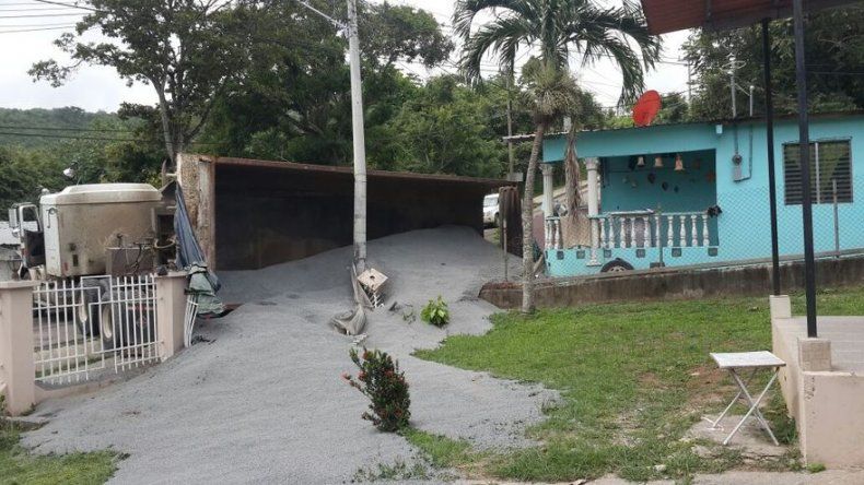 Camión cargado de gravilla se vuelca sobre la cerca de una casa en La Chorrera