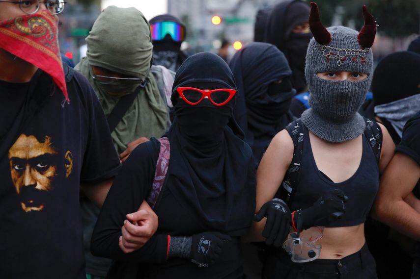 Ministra de Trabajo defiende sanciones a encapuchados