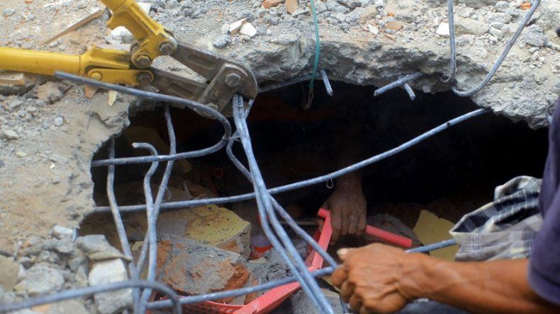 Potente sismo en Indonesia deja al menos 97 muertos