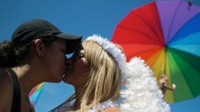 Brasil legaliza de hecho matrimonio entre homosexuales por vía judicial