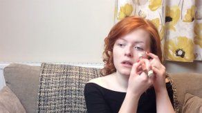 Increíble: joven no vidente hace tutoriales de maquillaje en Internet