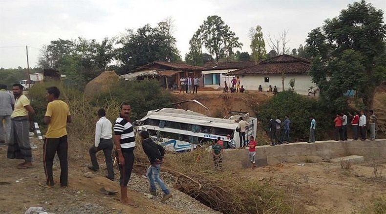India: 16 muertos al caer un autobús en río seco