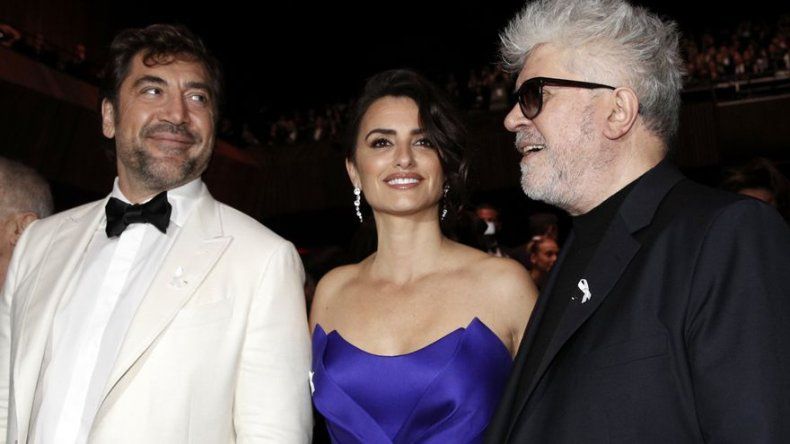 Penélope Cruz recibe el César de Honor de manos de Pedro Almodóvar