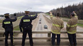Canadienses regresan a zona devastada por incendio