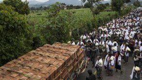 Restos de muertos anónimos en guerra descansan en Guatemala