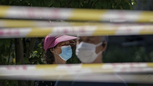 Los habitantes de Shanghái esperan tensos para saber cómo se aplicarán las nuevas medidas.