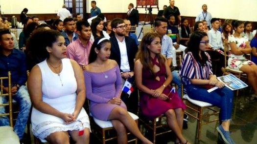 Jóvenes que participarán como guía en la JMJ reciben homenaje previo a viaje al exterior