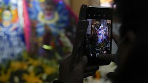 La festividad tiene lugar en medio de un incremento en los contagios de coronavirus, que en el país andido ha causado más de 21.000 muertes, según las autoridades.