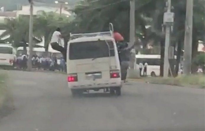 Retienen bus grabado con estudiantes balanceándose en las ventanas