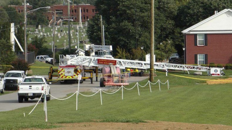 Dos bomberos electrocutados por reto agua helada