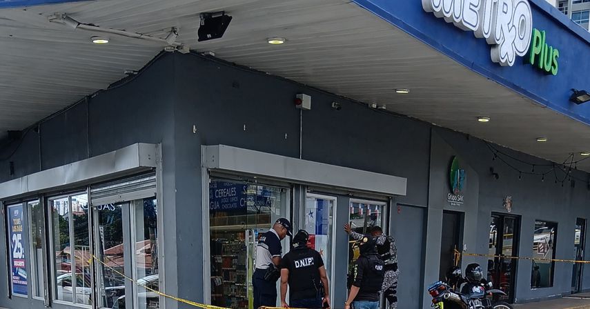 La Policía Nacional frustra robo en la farmacia Metro Plus.
