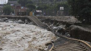 Perú: lluvias destruyen parte de línea de tren de minerales