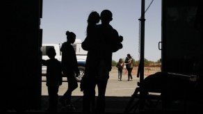 Los eligen de entre un grupo de migrantes que buscan un paso seguro a través de la frontera a cambio de un descuento en su cuota de contrabando, señaló Manjarrez, y añadió que les dicen que sigan un vehículo guía.