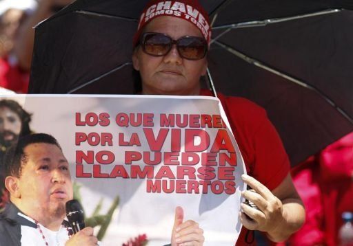 Multitudes desfilan por quinto día ante la capilla ardiente de Chávez