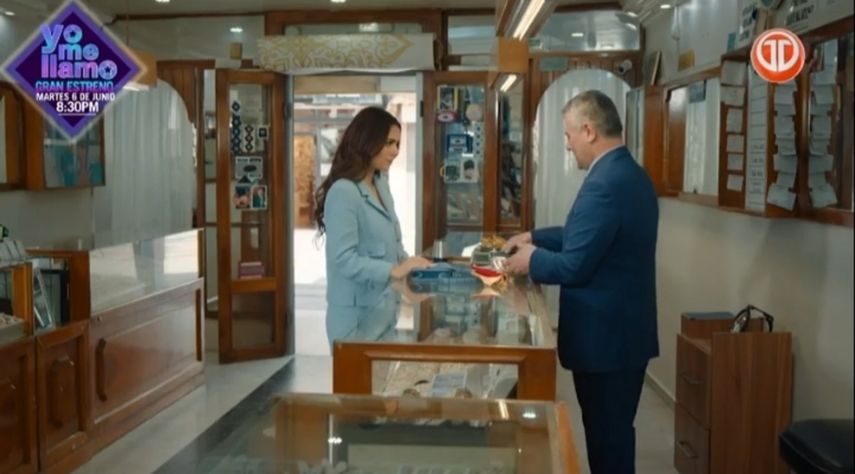 MUJERES | Türkan vende brazaletes de oro.