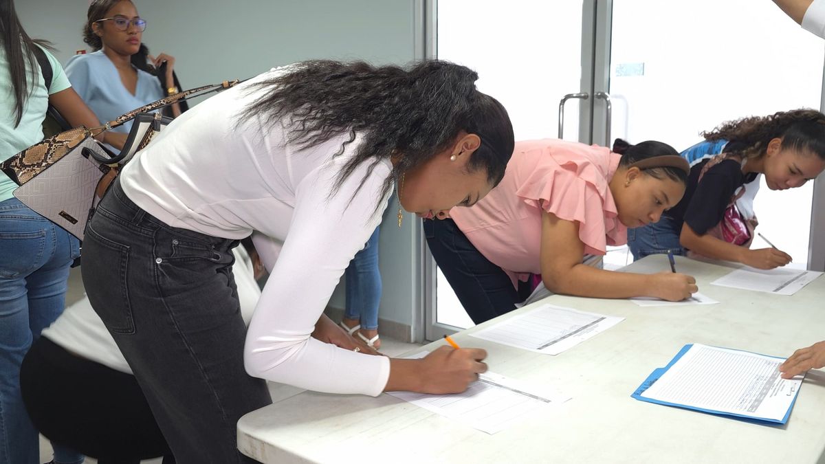 Aspirantes a enfermería en la CSS. Aspirantes a enfermería en la CSS.
