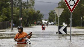 Mandatario australiano visita zonas inundadas