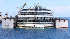 El naufragado Costa Concordia listo para ser remolcado hacia Génova
