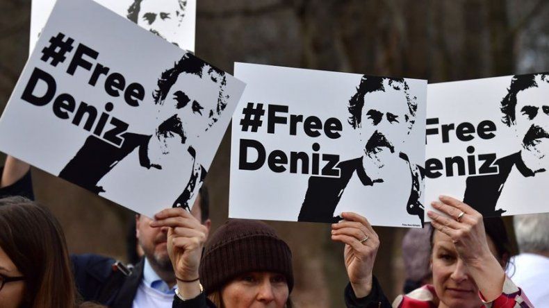 Periodista turco-alemán Deniz Yücel afirma que fue un rehén de Turquía