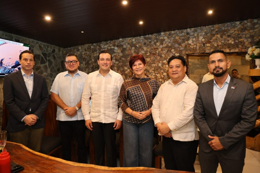 Embajador de Estados Unidos visita Panamá Oeste