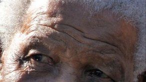 Polémica por imágenes de Mandela en las que aparece frágil
