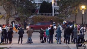 Waukesha (United States), 21/11/2021.- A video grab made available by the City of Waukesha shows a red SUV (C) that reportedly drove through the crowd hitting people at a Christmas parade in Waukesha, Wisconsin, USA, 21 November 2021. According to the Waukesha Police chief Dan Thompson more than 20 people were injured in the incident. (Estados Unidos) EFE/EPA/CITY OF WAUKESHA / HANDOUT HANDOUT EDITORIAL USE ONLY/NO SALES