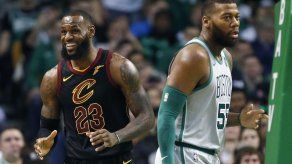 Cavaliers vence 121-99 a Celtics en día de homenaje a Pierce