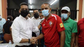 El director de la AAUD, Pedro Castillo junto al representante de los trabajadores de esa entidad.