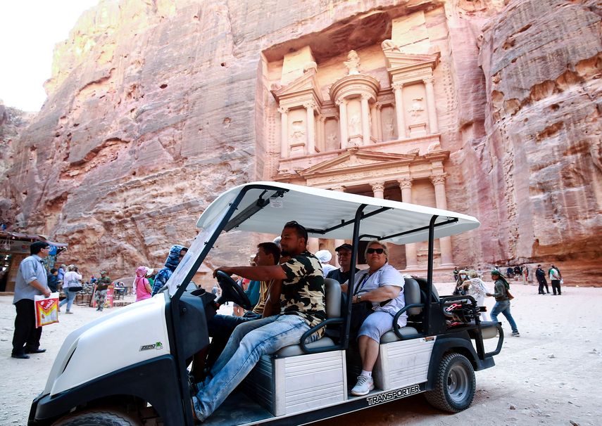 Los turistas extranjeros pagan 25 dinares (35 dólares) y los jordanos 15 dinares por el viaje de ida y vuelta entre el centro de visitantes y el sitio arqueológico en Petra.