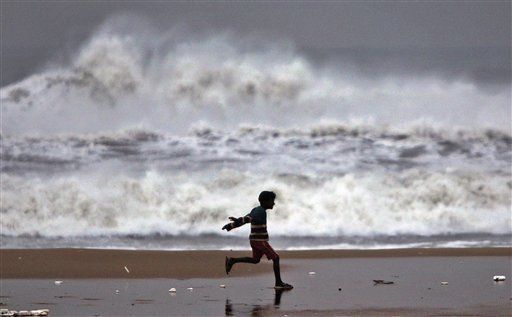 Autoridades alertan por ciclón Thane en costa de la India