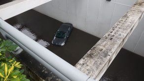 Reportan vías inundadas tras fuerte lluvia en la Capital ante paso de onda tropical