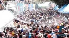 Cientos de personas disfrutan del Carnaval Acuático de Penonomé