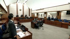 Sentencian a expresidenta surcoreana a 8 años más de cárcel