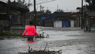 Una mujer camina por una calle inundada en Batabano, Cuba, durante el paso del huracán Ian. Una mujer camina por una calle inundada en Batabano, Cuba, durante el paso del huracán Ian.