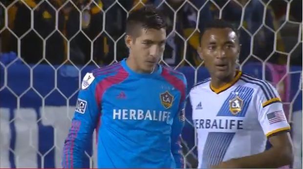 El Galaxy pega primero con gol de Samuel Rosa y actuación de Jaime Penedo